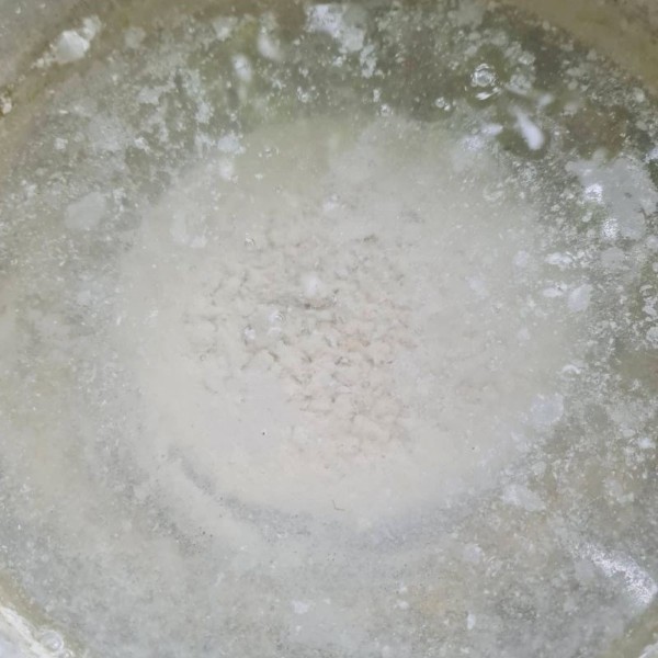 Hòa 1 muỗng canh vôi vào thau nước