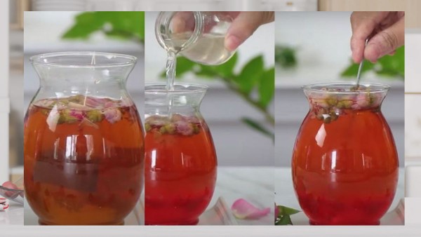 Cho vào bình trà siro hoa hồng, nước đường, nước vải, nước cốt chanh vàng