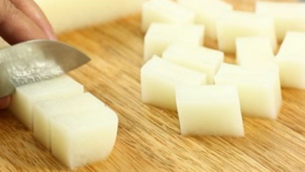 Sau khi thạch đã nguội hoàn toàn, bạn có thể cắt thành từng miếng vừa ăn