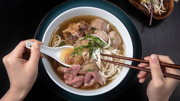 Phở bò là một lựa chọn tiện dụng và dễ ăn