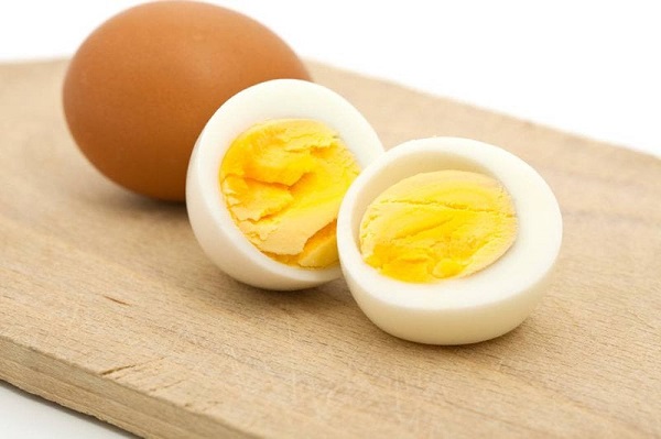 Một quả trứng gà cỡ lớn (khoảng 60 gram) sẽ chứa nhiều protein hơn một quả trứng gà cỡ nhỏ (khoảng 45 gram)