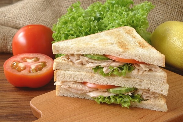 Bữa sáng với bánh mì nguyên cám