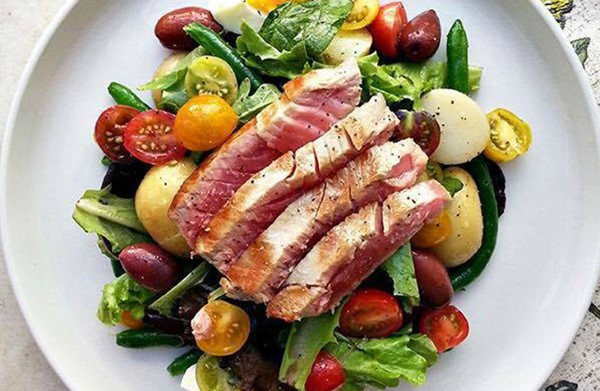 Bữa trưa với Salad cá ngừ kết hợp đa dạng rau củ quả