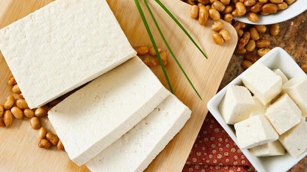 Đậu hũ non (silken tofu) thường chứa khoảng 5-6g protein