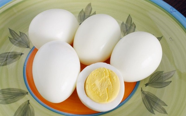 Một quả trứng gà khoảng 50 gram chứa khoảng 6 gram protein