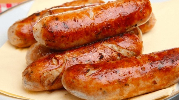 Xúc xích là nguồn protein tiện lợi nhưng cần lựa chọn kỹ để đảm bảo chất lượng.