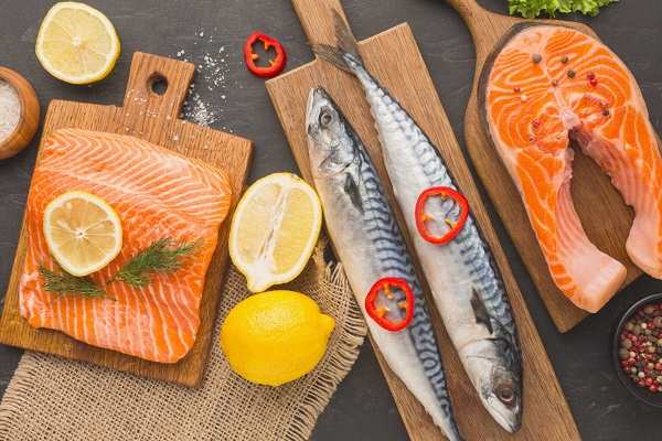 Cá giàu omega-3 (cá hồi, cá thu, cá ngừ,…)