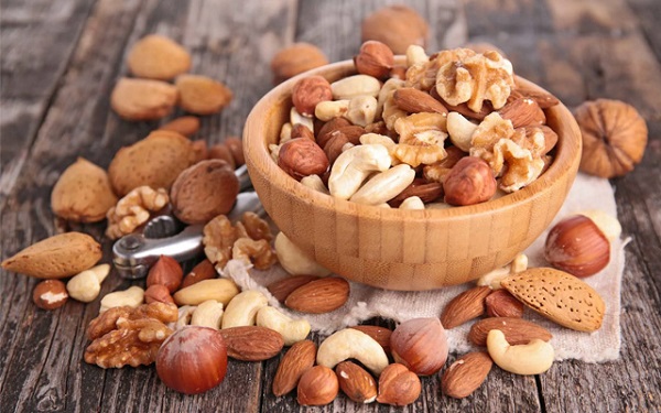 Các loại hạt và quả hạch (óc chó, hạnh nhân, hạt lanh,…)