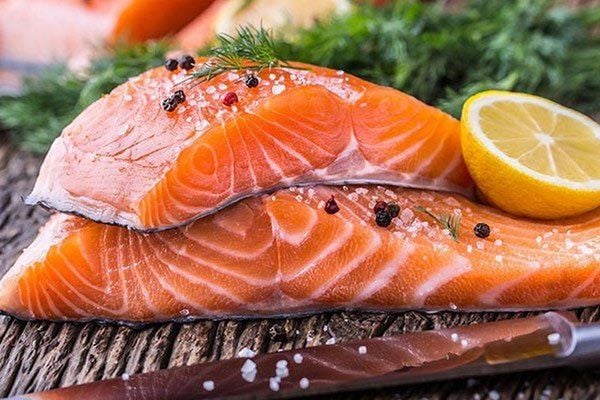 Các loại cá giàu omega-3 (cá hồi, cá thu, cá mòi)